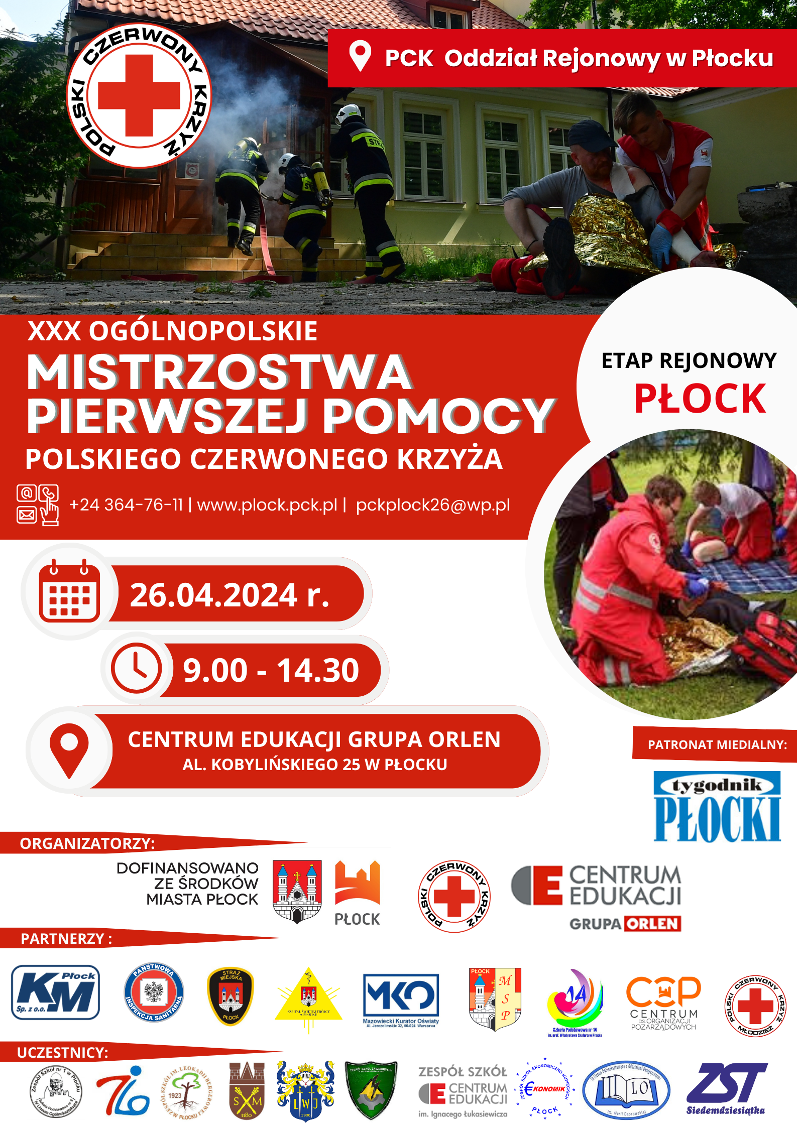 Plakat informacyjny etapu rejonowego XXX Ogólnopolskich Mistrzostw Pierwszej Pomocy PCK w Płocku z datą, miejscem wydarzenia oraz zdjęciami strażaków i ratowników udzielających pomocy.