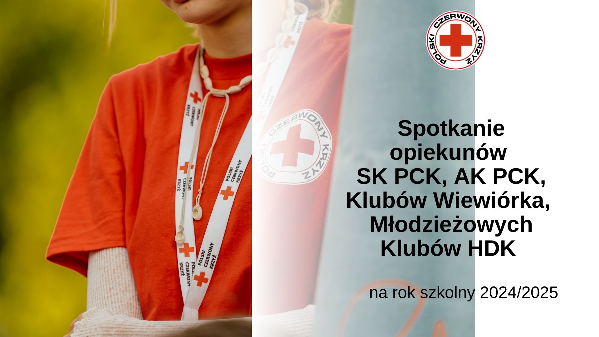 Grafika promująca podsumowanie akcji Gorączka Złota i spotkanie opiekunów SK PCK, AK PCK, Klubów Wiewiórka i Młodzieżowych Klubów HDK w Płocku w roku szkolnym 2024/2025, z wolontariuszem PCK w czerwonej koszulce na tle.