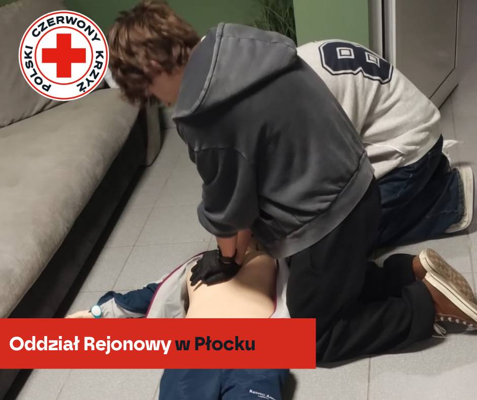 Dwóch młodych wolontariuszy PCK w Płocku ćwiczy resuscytację krążeniowo-oddechową na fantomie w ramach przygotowań do Ogólnopolskich Mistrzostw Pierwszej Pomocy.