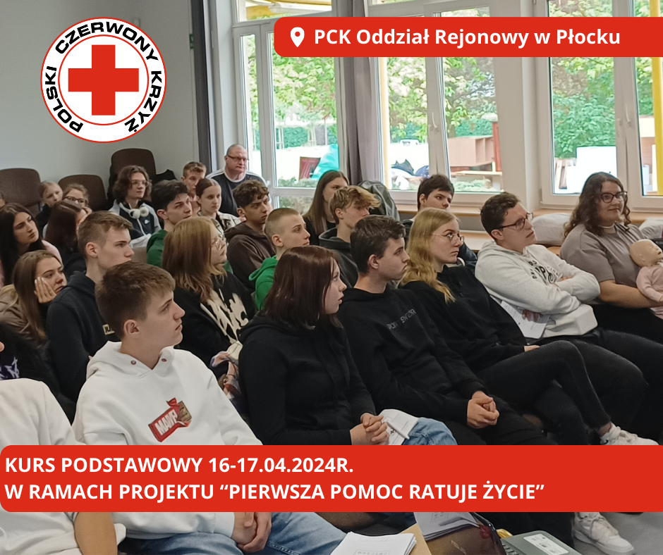 Grupa młodzieży uczestniczy w podstawowym kursie pierwszej pomocy PCK w Płocku w ramach projektu „Pierwsza pomoc ratuje życie”.