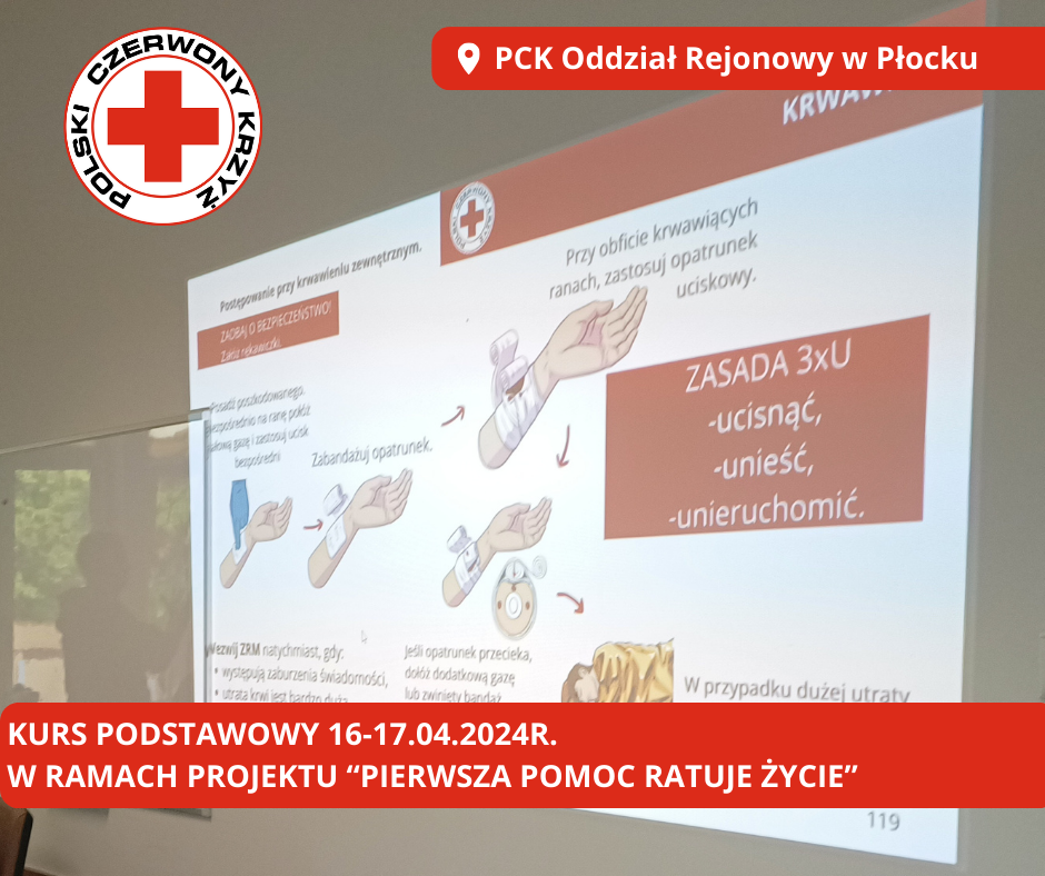 Zdjęcie przedstawia slajd szkoleniowy PCK na ścianie podczas kursu pierwszej pomocy w Płocku, dotyczący zasad tamowania krwawienia i stosowania opatrunku uciskowego.