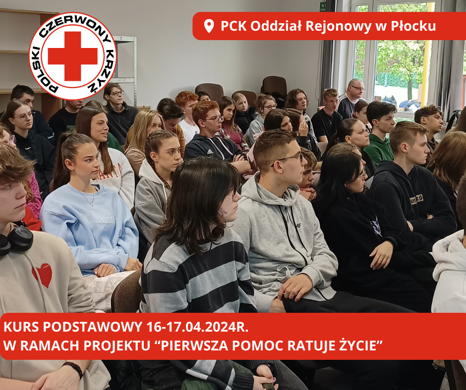 Grupa młodych osób uczestniczy w podstawowym kursie pierwszej pomocy PCK w Oddziale Rejonowym w Płocku w ramach projektu „Pierwsza pomoc ratuje życie”.