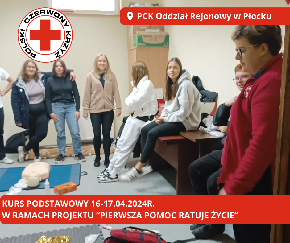 Grupa młodych osób uczestniczy w podstawowym kursie pierwszej pomocy PCK w Płocku, ćwicząc na fantomie w ramach projektu „Pierwsza pomoc ratuje życie”.