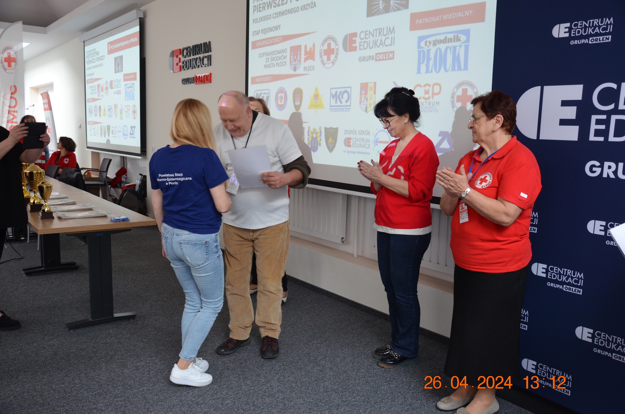 Wręczenie dyplomu uczestniczce etapu rejonowego XXX Ogólnopolskich Mistrzostw Pierwszej Pomocy PCK w Płocku, zorganizowanego w Centrum Edukacji Grupy ORLEN.