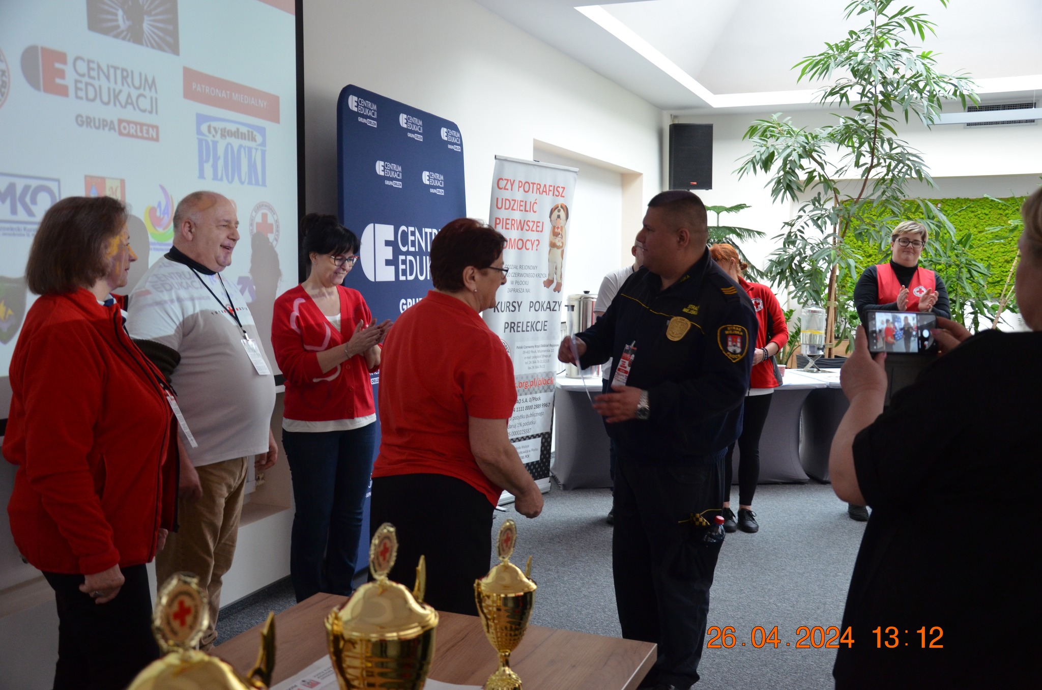Uczestnicy i organizatorzy etapu rejonowego XXX Ogólnopolskich Mistrzostw Pierwszej Pomocy PCK w Płocku biorą udział w uroczystym wręczeniu nagród i dyplomów.