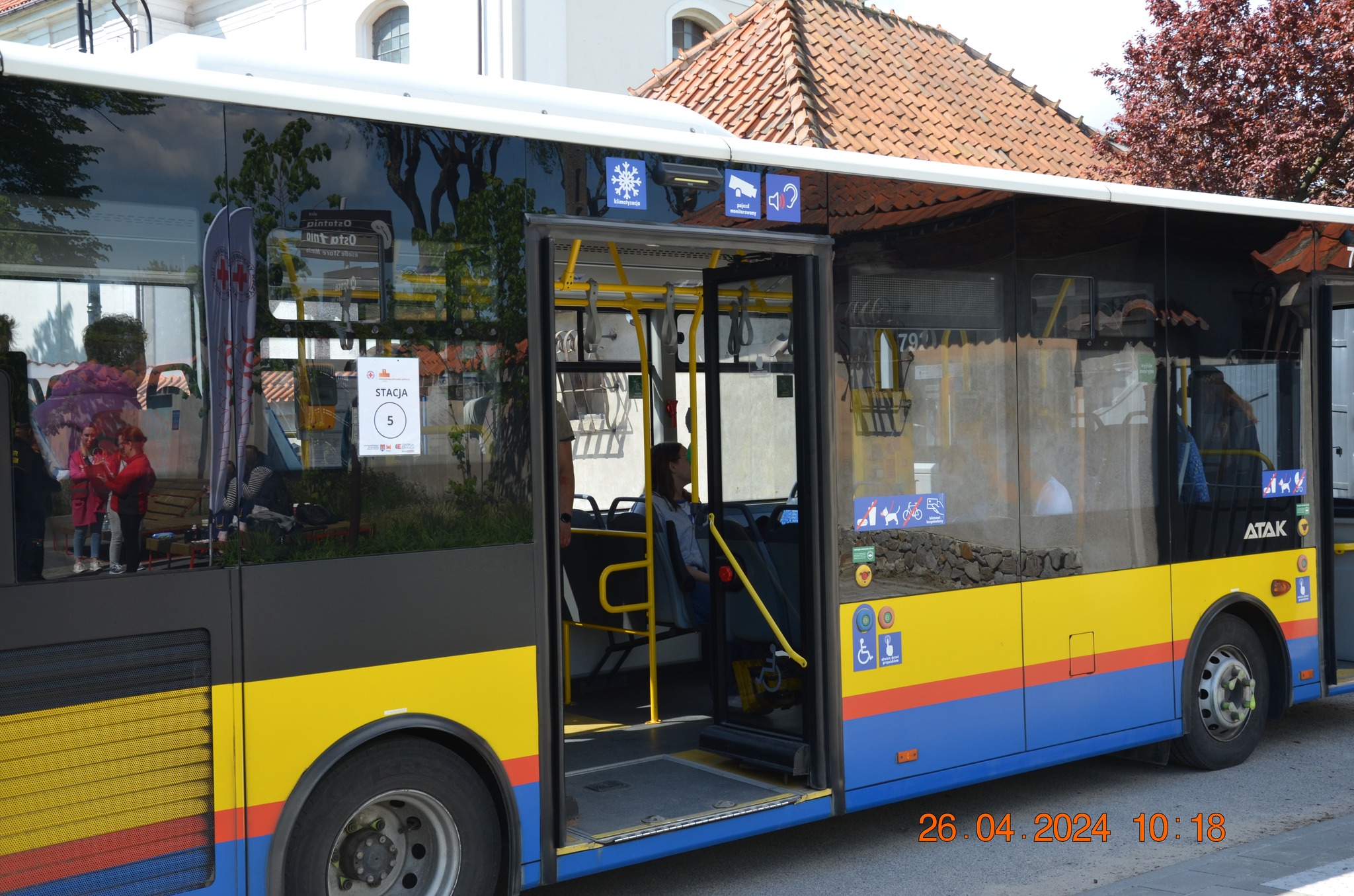 Autobus komunikacji miejskiej oznaczony jako „Stacja 5” służy jako miejsce pozoracji podczas rejonowego etapu XXX Ogólnopolskich Mistrzostw Pierwszej Pomocy PCK w Płocku.