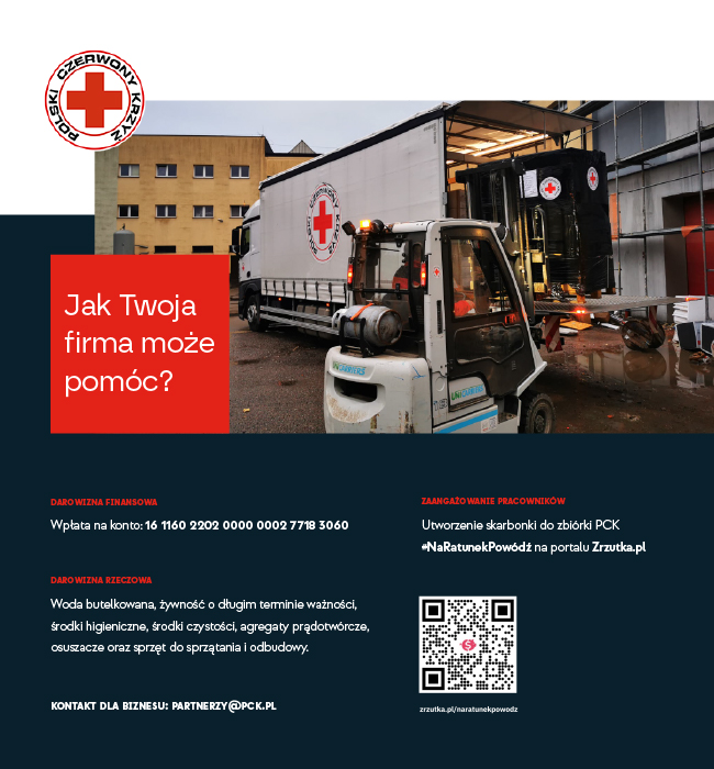 Ciężarówka Polskiego Czerwonego Krzyża jest ładowana pomocą humanitarną na podwórzu magazynu, z informacją jak firmy mogą wesprzeć poszkodowanych finansowo i rzeczowo.