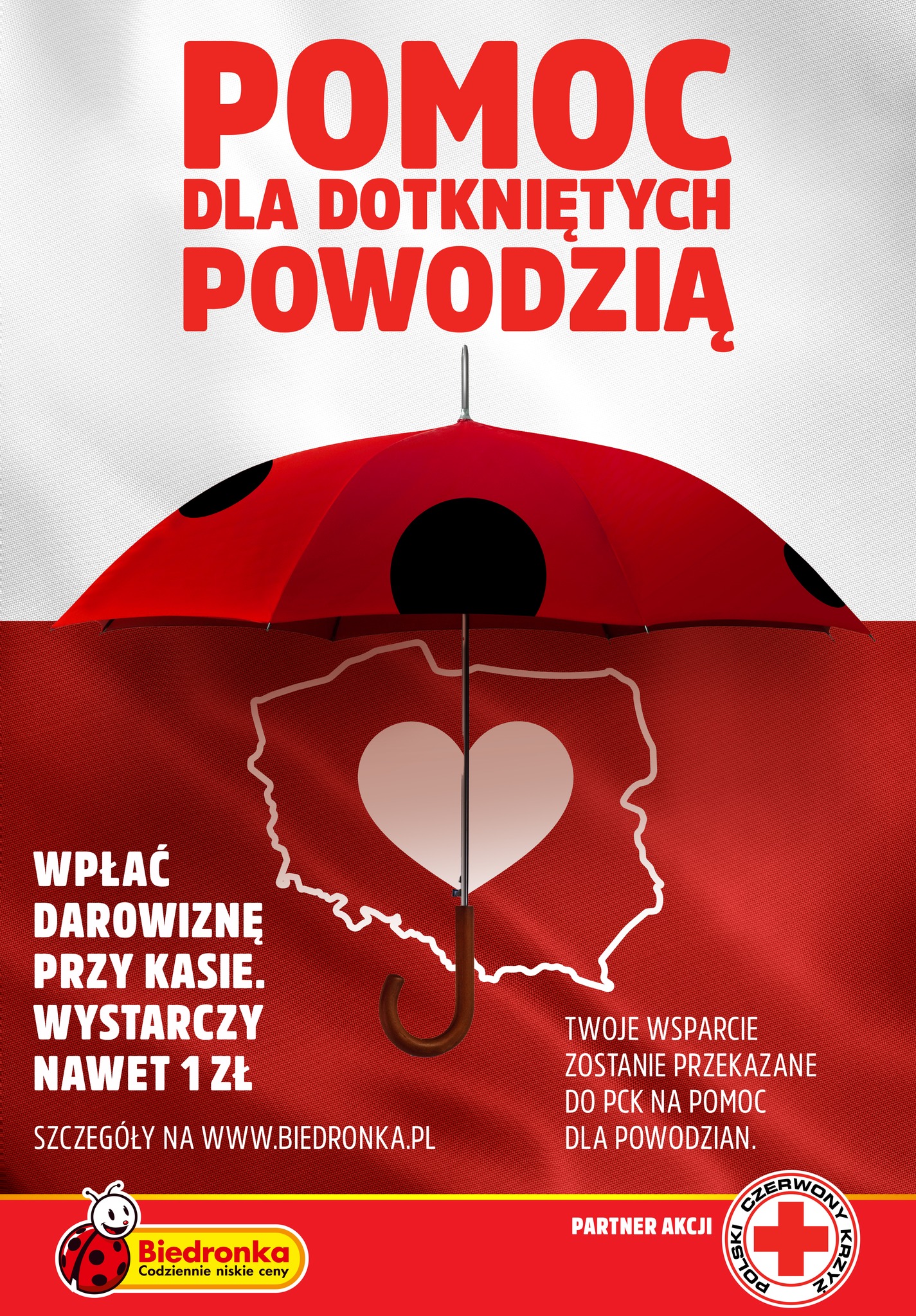 Plakat kampanii Biedronki i Polskiego Czerwonego Krzyża zachęcający do wpłat na pomoc dla osób dotkniętych powodzią, z czerwonym parasolem nad mapą Polski z sercem.
