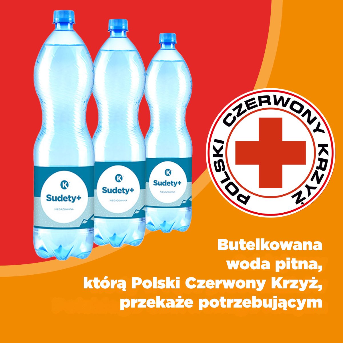 Grafika przedstawia trzy butelki wody Sudety+ na tle czerwono-pomarańczowego tła z logo Polskiego Czerwonego Krzyża oraz napisem informującym, że PCK przekaże butelkowaną wodę pitną potrzebującym.