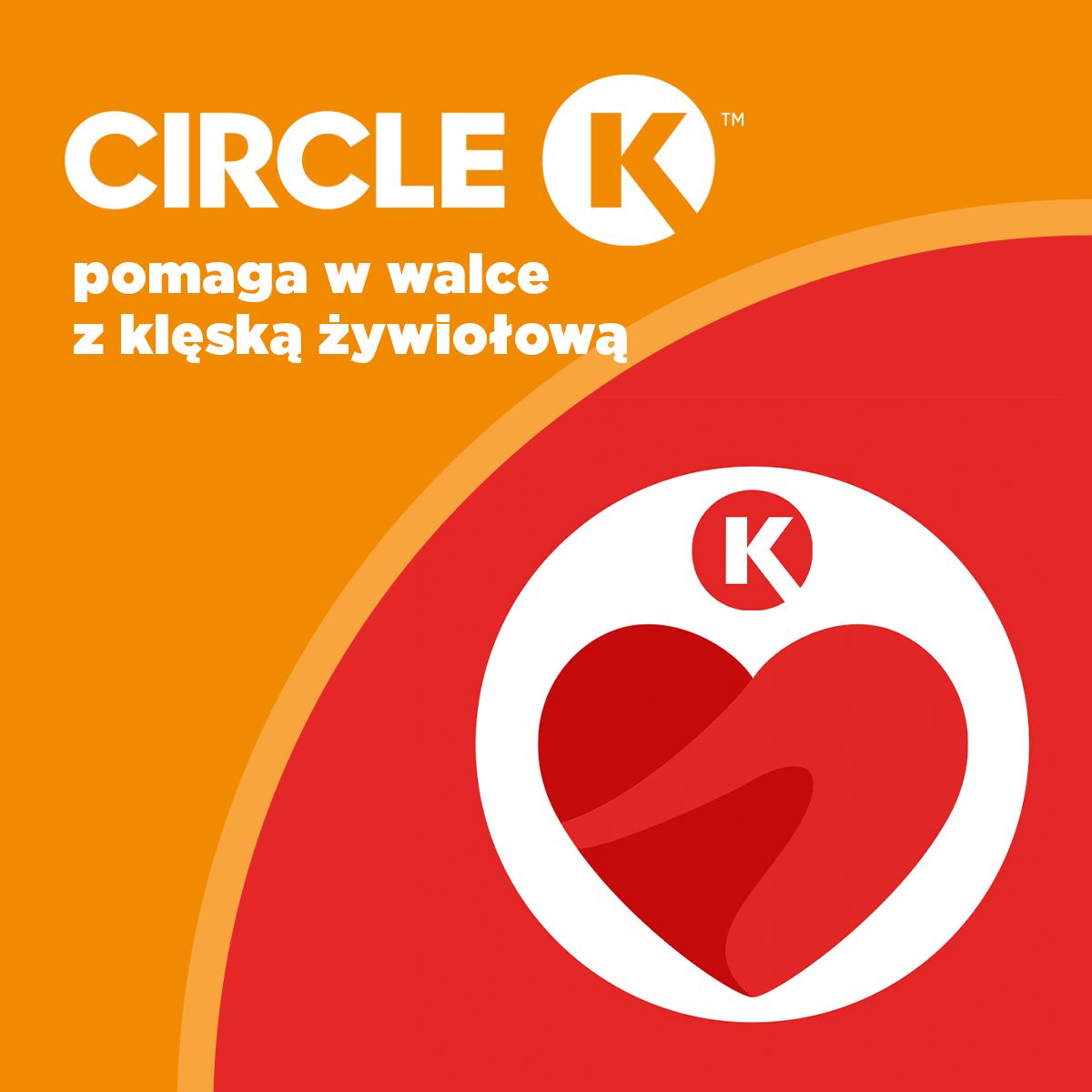 Grafika promocyjna Circle K z napisem „Circle K pomaga w walce z klęską żywiołową” oraz czerwonym sercem w białym okręgu, symbolizująca wsparcie dla poszkodowanych.
