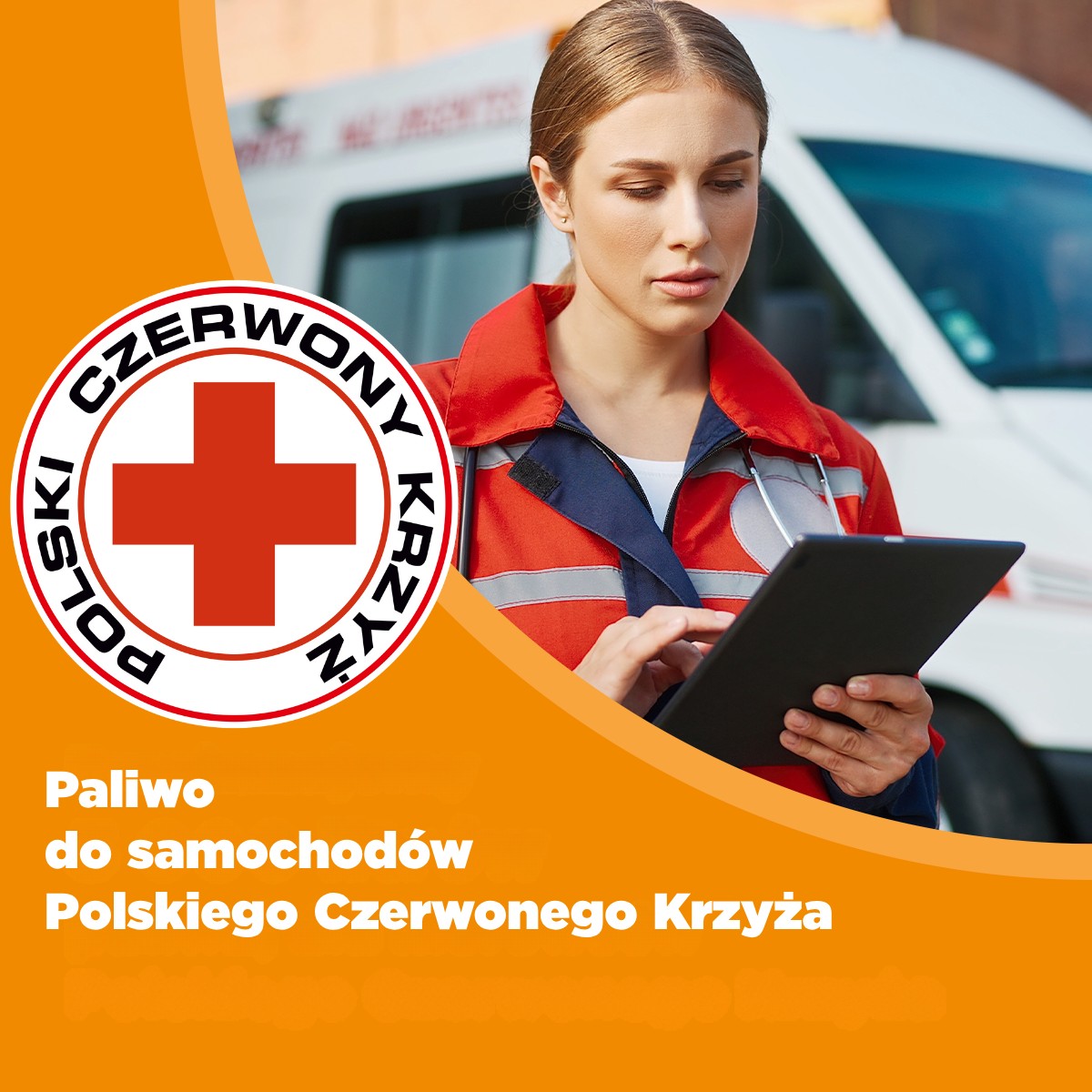 Ratowniczka Polskiego Czerwonego Krzyża stoi przy karetce i korzysta z tabletu, obok widoczne jest logo PCK oraz napis o paliwie do samochodów PCK.