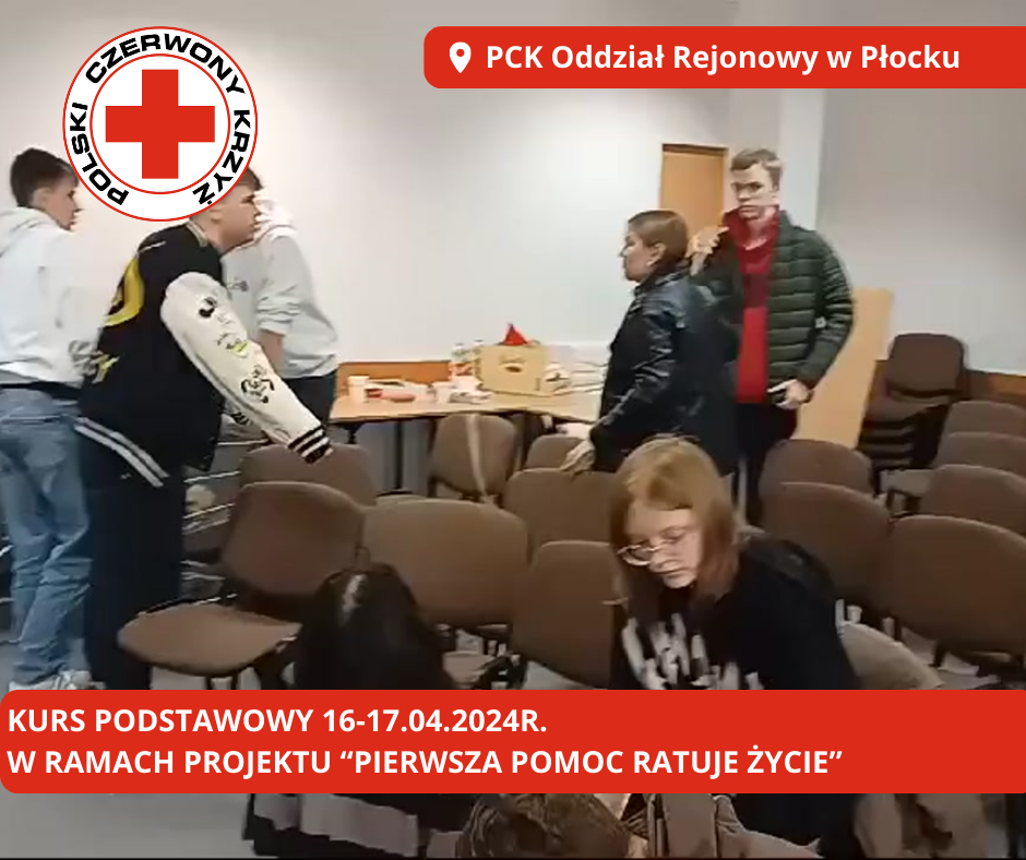 Uczestnicy kursu podstawowego pierwszej pomocy PCK w Płocku zbierają się w sali szkoleniowej po zajęciach.