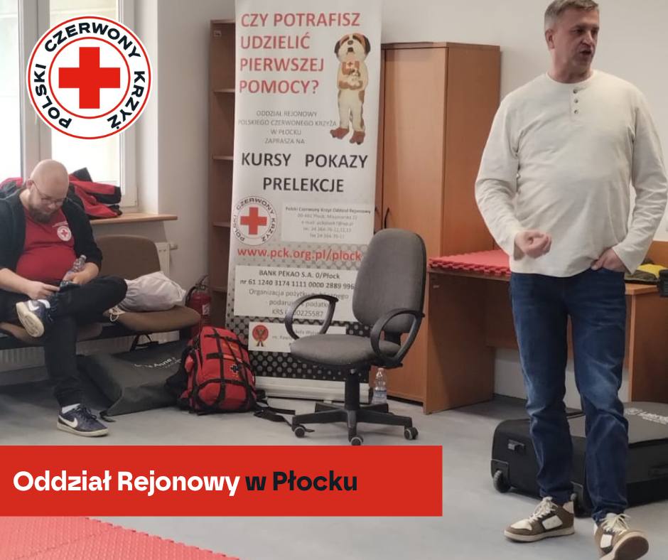 Prowadzący omawia zasady pierwszej pomocy podczas przygotowań do Ogólnopolskich Mistrzostw Pierwszej Pomocy w sali Oddziału Rejonowego PCK w Płocku.