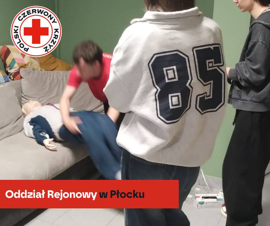 Osoby z PCK w Płocku ćwiczą udzielanie pierwszej pomocy na fantomie podczas przygotowań do Ogólnopolskich Mistrzostw Pierwszej Pomocy.