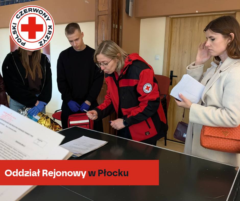 Instruktorka PCK omawia z uczestnikami zasady zadania podczas XXXII Mistrzostw Pierwszej Pomocy PCK – etap rejonowy w Płocku.