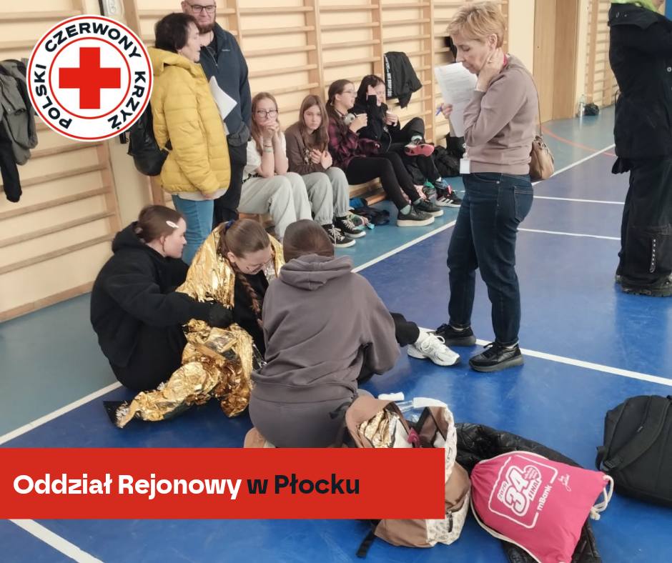 Młodzież podczas pozorowanej akcji udzielania pierwszej pomocy w hali sportowej podczas XXXII Mistrzostw Pierwszej Pomocy PCK w Płocku.