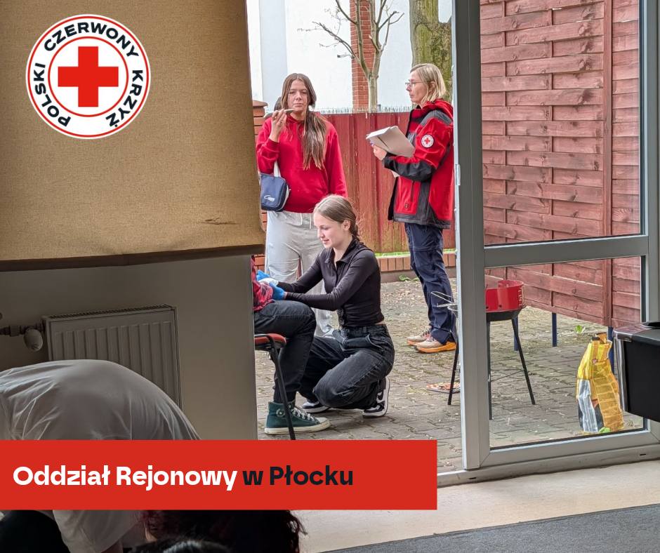 Młodzi wolontariusze PCK podczas ćwiczeń z udzielania pierwszej pomocy na etapie rejonowym XXXII Mistrzostw Pierwszej Pomocy w Płocku.