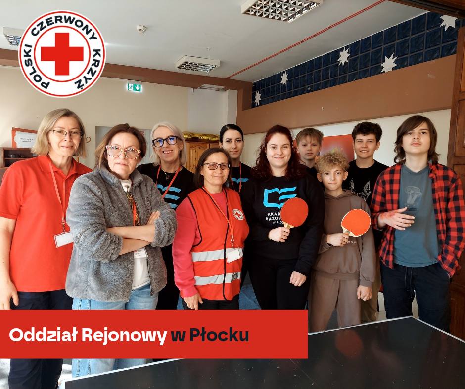 Grupa wolontariuszy i młodzieży Polskiego Czerwonego Krzyża z Oddziału Rejonowego w Płocku pozuje wspólnie do zdjęcia w pomieszczeniu podczas XXXII Mistrzostw Pierwszej Pomocy.