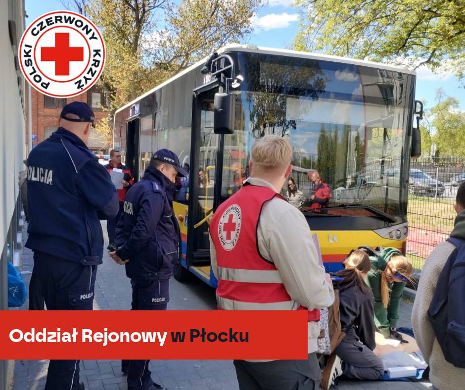 Ratownicy PCK i policjanci prowadzą pozorowaną akcję udzielania pierwszej pomocy przy miejskim autobusie podczas XXXII Mistrzostw Pierwszej Pomocy PCK w Płocku.