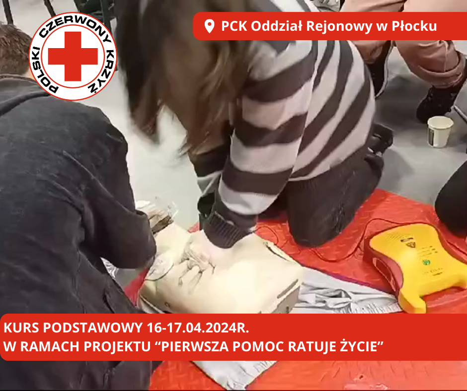 Osoby uczestniczące w kursie pierwszej pomocy PCK w Płocku ćwiczą resuscytację krążeniowo‑oddechową na fantomie z użyciem defibrylatora AED.