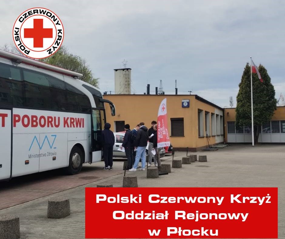 Grupa osób stoi przed krwiobusem Polskiego Czerwonego Krzyża podczas akcji honorowego krwiodawstwa przy budynku oddziału rejonowego w Płocku.