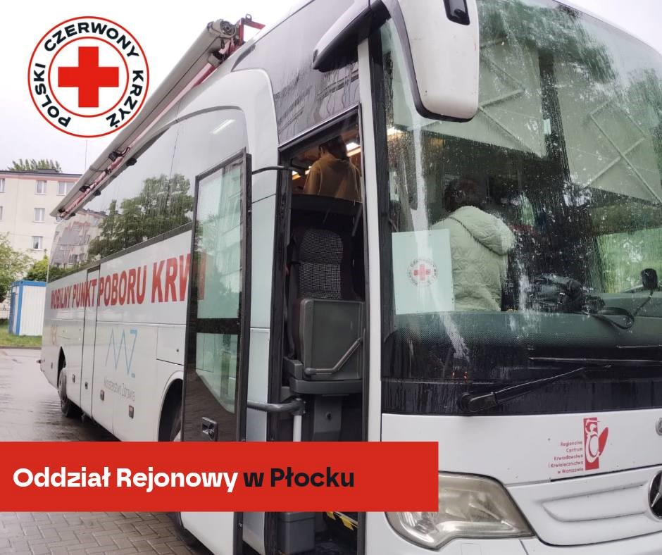 Mobilny punkt poboru krwi Polskiego Czerwonego Krzyża stojący na zewnątrz budynku Oddziału Rejonowego w Płocku podczas akcji honorowego krwiodawstwa.