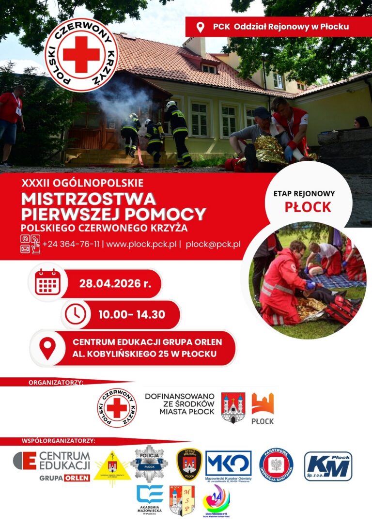 Plakat informacyjny XXXII Ogólnopolskich Mistrzostw Pierwszej Pomocy PCK – etap rejonowy w Płocku, z datą 28.04.2026, godziną 10:00–14:30, miejscem Centrum Edukacji Grupa ORLEN oraz zdjęciami ratowników udzielających pierwszej pomocy i logotypami organizatorów.