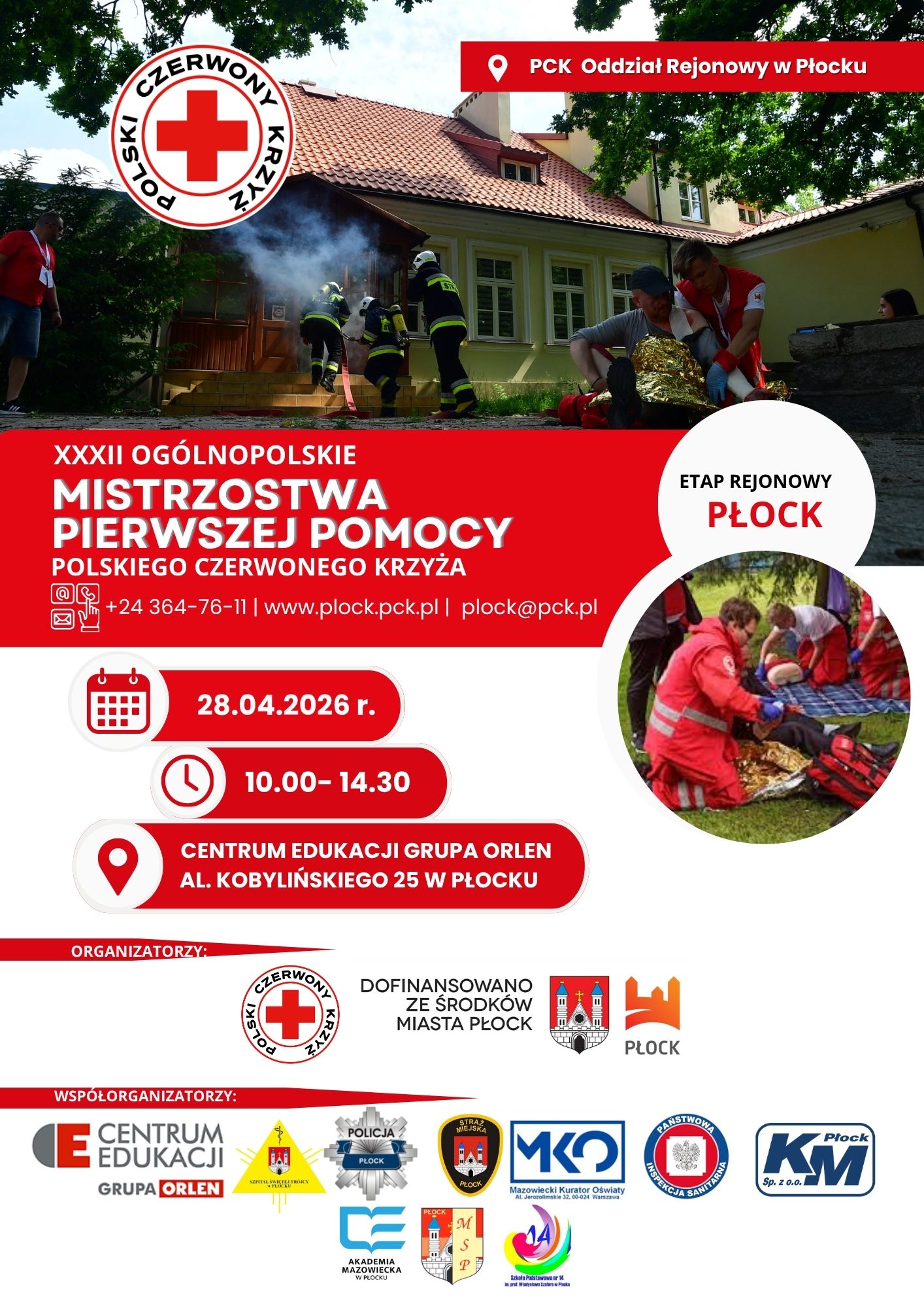 Plakat informacyjny XXXII Ogólnopolskich Mistrzostw Pierwszej Pomocy PCK – etap rejonowy w Płocku, z datą 28.04.2026, godziną 10:00–14:30, miejscem Centrum Edukacji Grupa ORLEN oraz zdjęciami ratowników udzielających pierwszej pomocy i logotypami organizatorów.