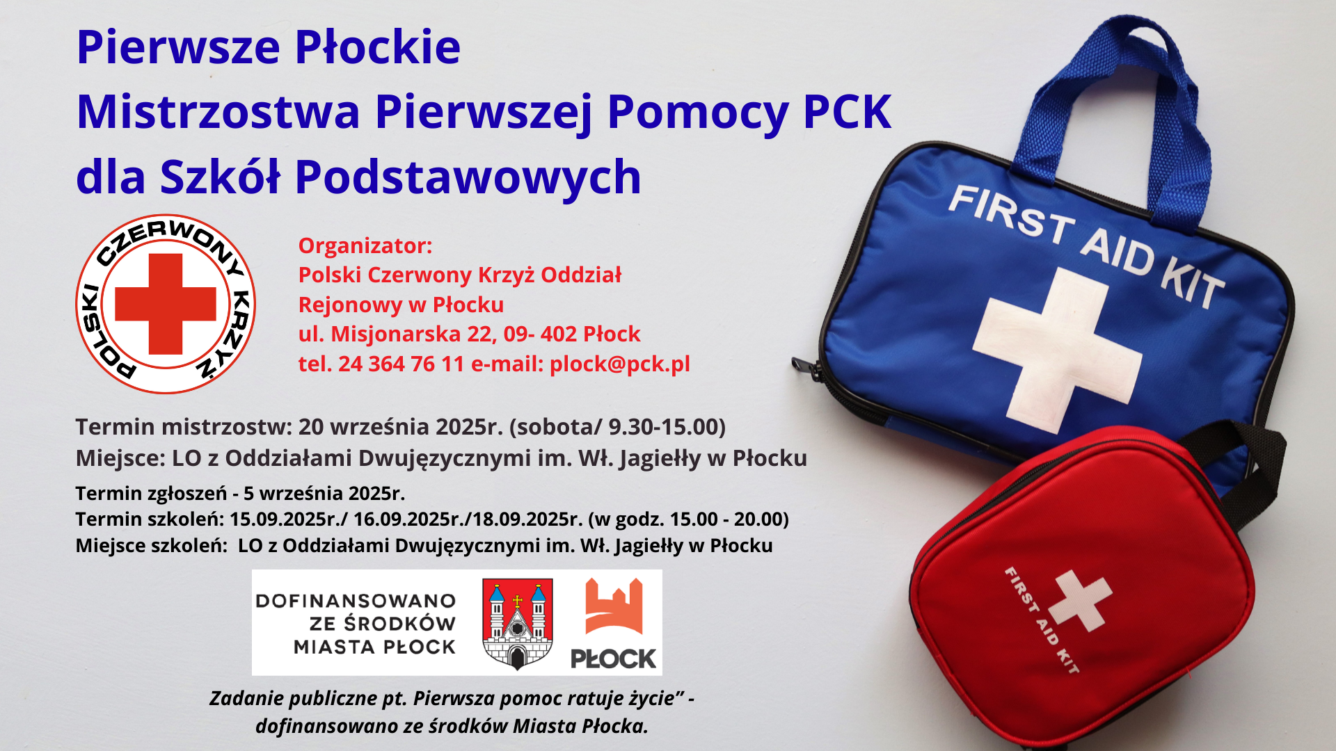 Plakat informujący o Pierwszych Płockich Mistrzostwach Pierwszej Pomocy PCK dla szkół podstawowych, z logotypem Polskiego Czerwonego Krzyża oraz zdjęciem niebieskiej i czerwonej apteczki pierwszej pomocy.